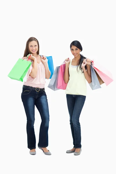 Meisjes lachend met shopping tassen — Stockfoto