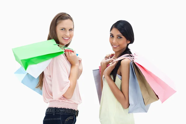 Meninas sorridentes com um monte de sacos de compras — Fotografia de Stock