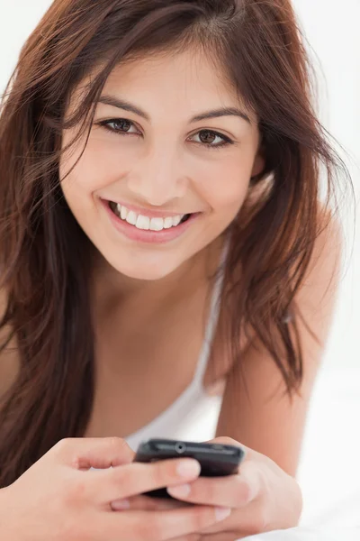 Close up, Sorrindo mulher com seu smartphone na mão — Fotografia de Stock