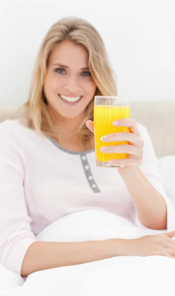 Focus shot, Woman smiling and looking forward, focused on the gl — Stock Photo, Image