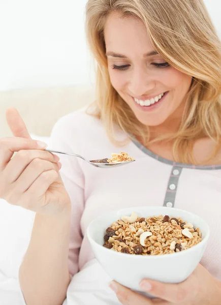 De cerca, mujer con un tazón y cuchara de cereal en su ha — Foto de Stock