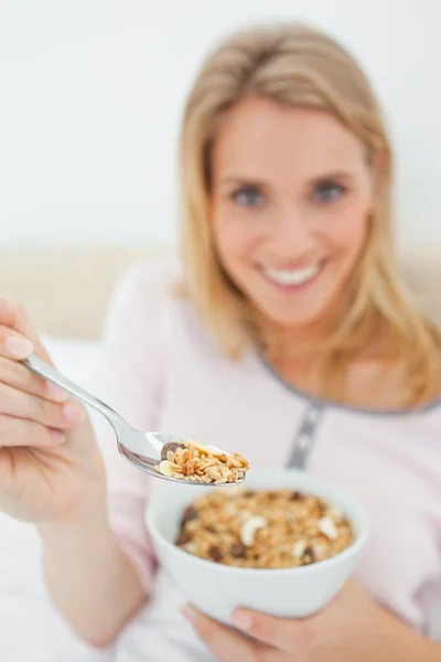 Toma de enfoque, mujer ofreciendo una cucharada de cereal, centrado en la spo — Foto de Stock