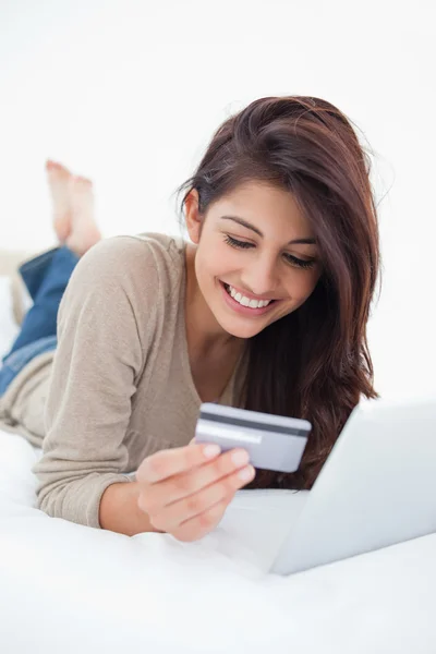 Nahaufnahme, Frau liest Kreditkarte vor Tablet — Stockfoto