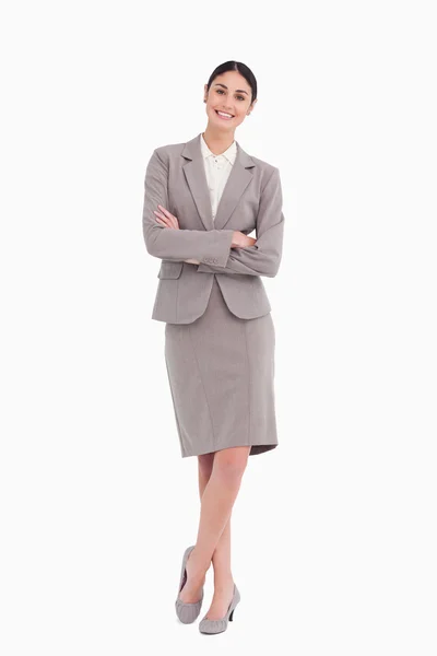 Glimlachende zakenvrouw met haar armen gekruist — Stockfoto