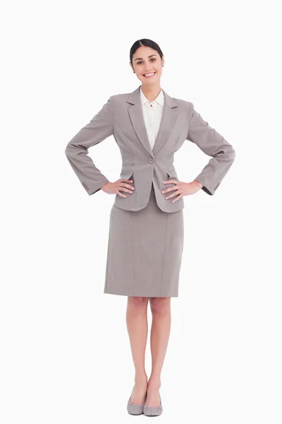 Glimlachende zakenvrouw met handen op haar heup — Stockfoto