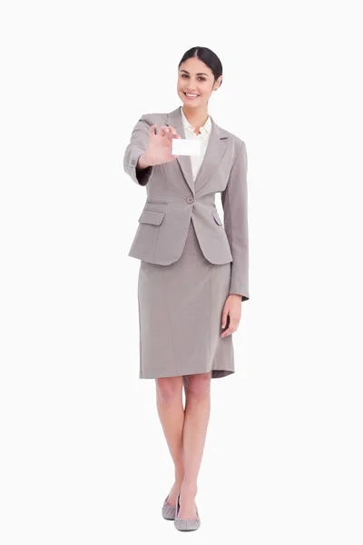 Mujer de negocios sonriente con su tarjeta de visita en blanco — Foto de Stock
