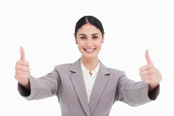Молода бізнес-леді з посмішкою дає великі пальці вгору — стокове фото