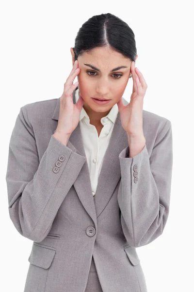 頭痛を経験している若い女性販売員 — ストック写真