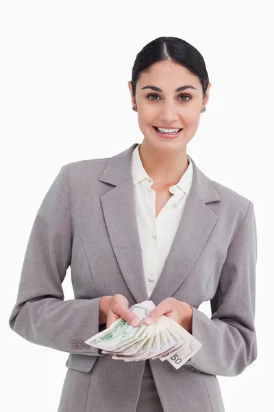 Улыбающаяся деловая женщина, показывающая свои деньги — стоковое фото