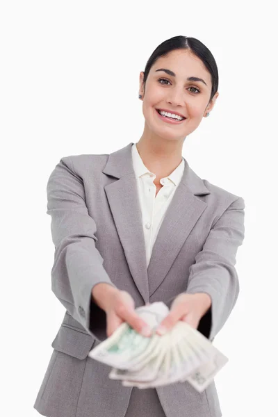 Glimlachende zakenvrouw geld overhandigen — Stockfoto