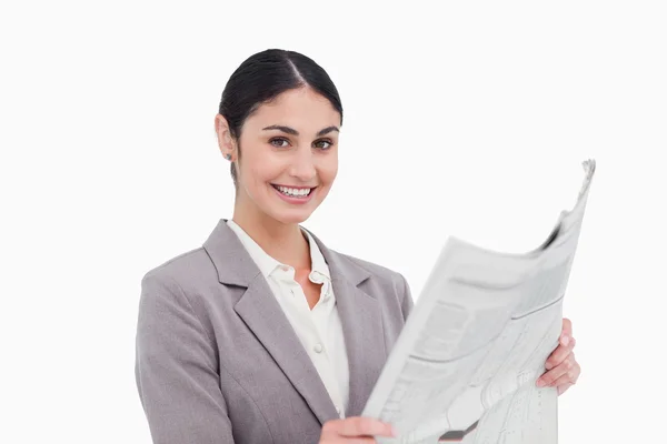 Mujer de negocios sonriente con papel de noticias —  Fotos de Stock