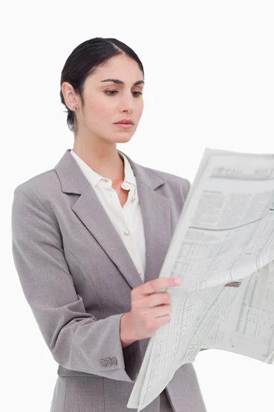 Geschäftsfrau liest die Nachrichten — Stockfoto