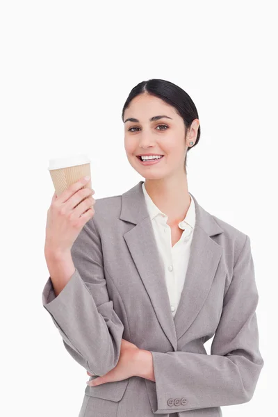 Mujer de negocios sonriente con café en una taza de papel —  Fotos de Stock