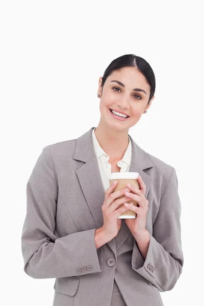 Leende affärskvinna håller papper kopp — Stockfoto