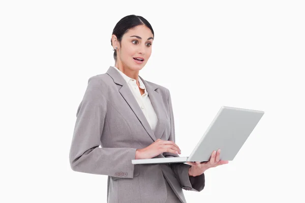 Vista lateral de la mujer de negocios utilizando el ordenador portátil —  Fotos de Stock