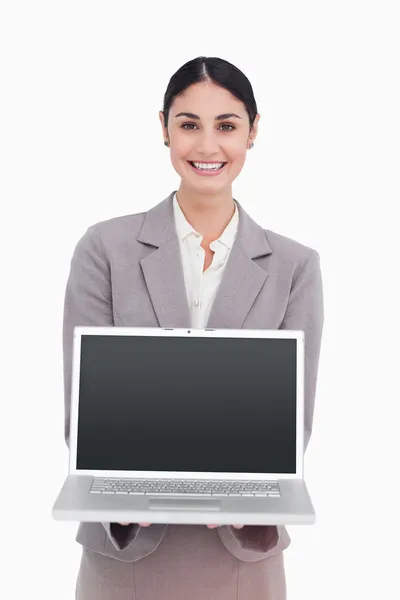 Femme d'affaires souriante montrant l'écran de son carnet — Photo