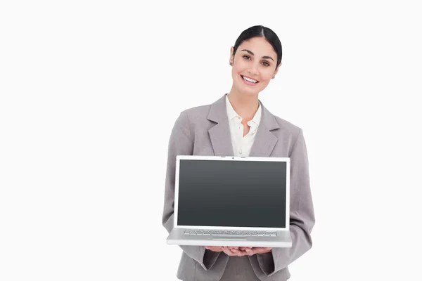 Χαμογελώντας επιχειρηματίας εμφάνισης οθόνης φορητού υπολογιστή της — Φωτογραφία Αρχείου