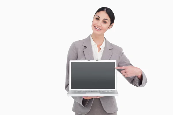 Geschäftsfrau zeigt auf Bildschirm ihres Laptops — Stockfoto