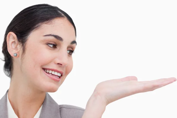Närbild på leende affärskvinna tittar på hennes palm — Stockfoto