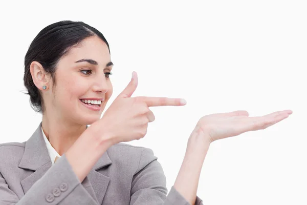 Närbild på affärskvinna som pekar på hennes palm — Stockfoto