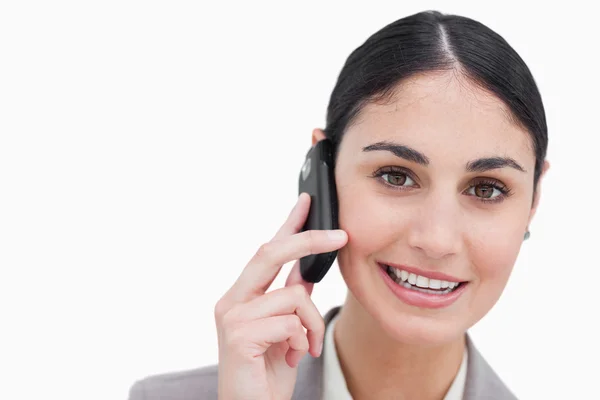 Närbild på leende affärskvinna talar i mobiltelefon — Stockfoto