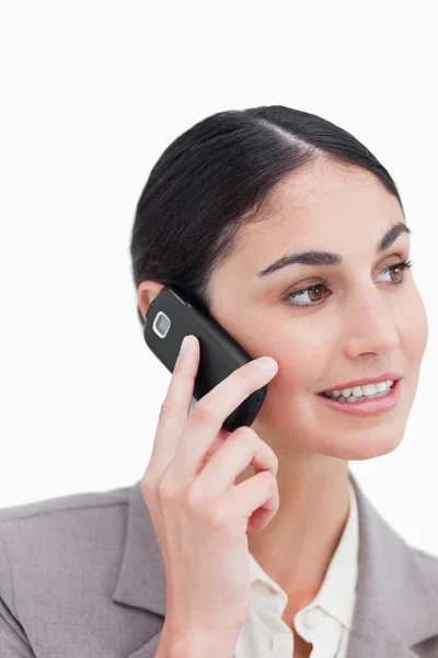 Närbild på affärskvinna talar på hennes mobiltelefon — Stockfoto
