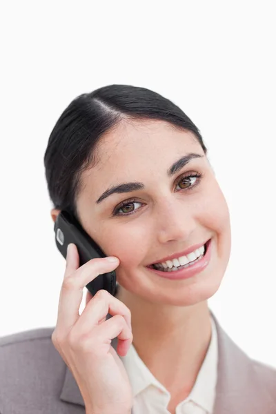 Primer plano de la mujer de negocios sonriente en su teléfono celular — Foto de Stock