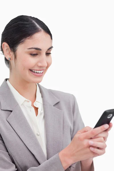Close up of smiling businesswoman reading text message — Stock Photo, Image