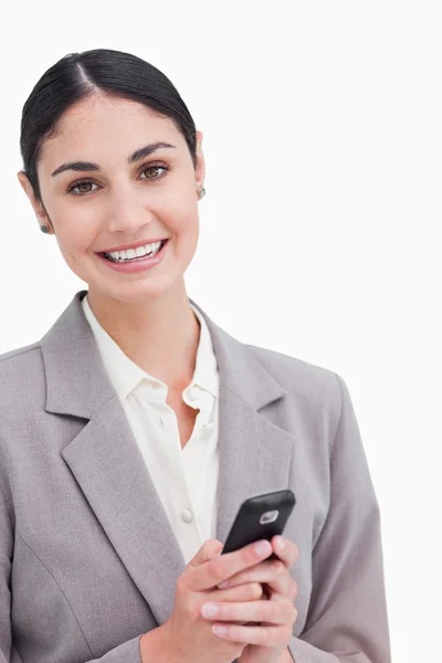 Närbild på leende affärskvinna håller mobiltelefon — Stockfoto