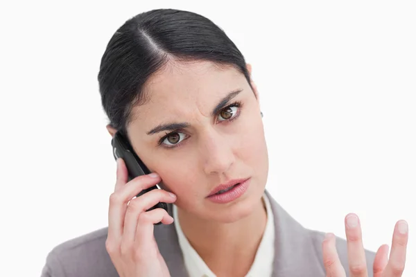 Close up van boos zakenvrouw op haar mobiele telefoon — Stockfoto