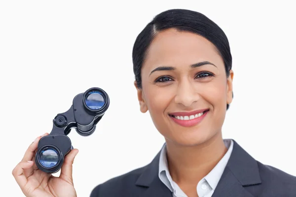 Close up of smiling saleswoman with spy glasses — Stock Photo, Image