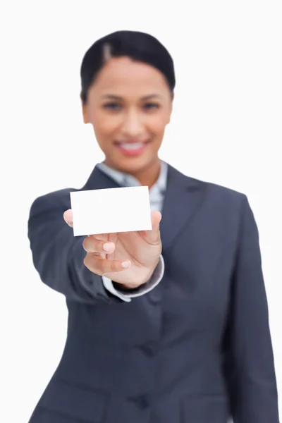 Close-up de cartão de visita sendo mostrado pela vendedora — Fotografia de Stock