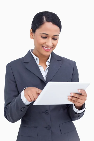 Close up van lachende verkoopster met behulp van haar tablet-pc — Stockfoto