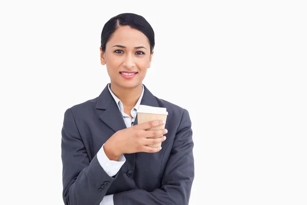 Close up of smiling saleswoman with paper cup — Stock Photo, Image