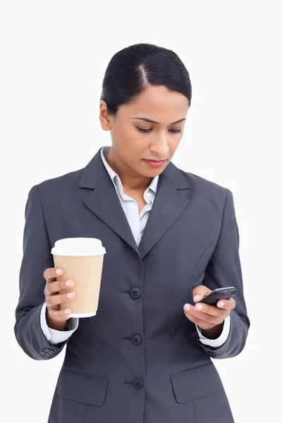 Nahaufnahme einer Verkäuferin mit Pappbecher, die SMS schreibt — Stockfoto