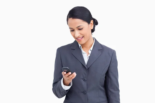 Närbild på leende försäljare läser textmeddelande — Stockfoto