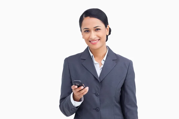 Närbild på leende försäljare håller mobiltelefon — Stockfoto