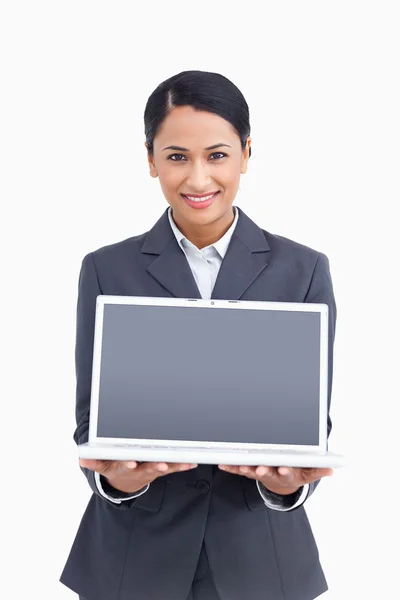 Nahaufnahme einer lächelnden Verkäuferin, die den Bildschirm ihres Laptops präsentiert — Stockfoto