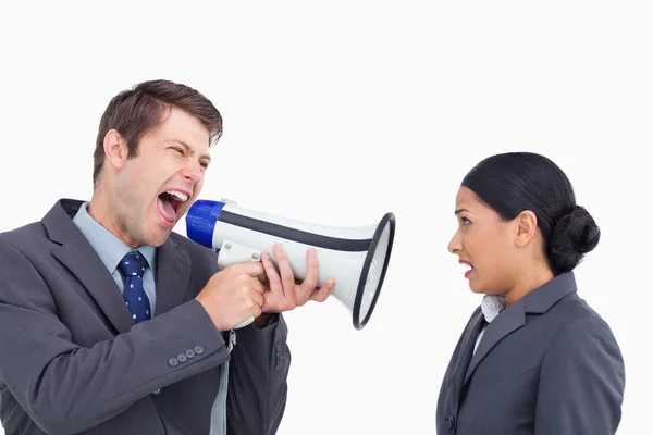Close up de vendedor com megafone gritando com colega — Fotografia de Stock
