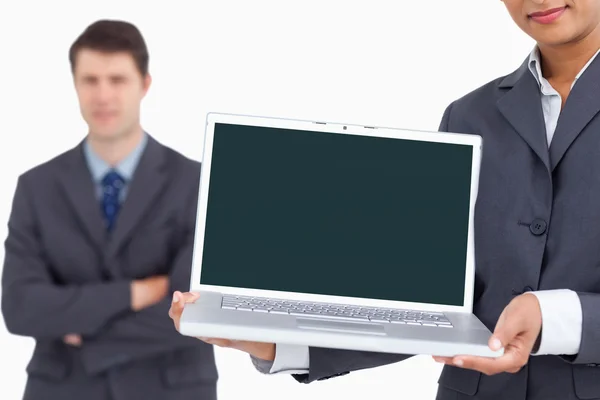 Zamknij z ekranu laptopa przedstawionych przez sprzedawcy — Zdjęcie stockowe