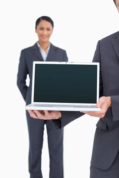 Close up van laptop wordt gepresenteerd door salesteam — Stockfoto