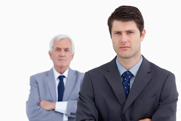 Primer plano del hombre de negocios serio con su mentor detrás de él — Foto de Stock