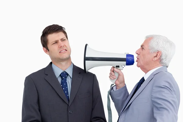 Bliska starsze biznesmen z megafon krzyczy na colleag — Zdjęcie stockowe