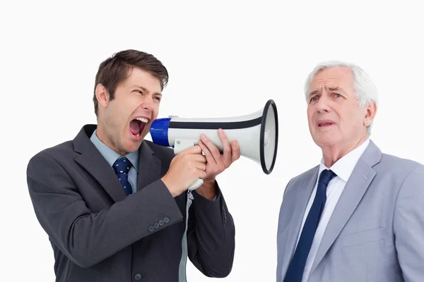 Biznesmen z megafon krzyczy na swojego szefa z bliska — Zdjęcie stockowe