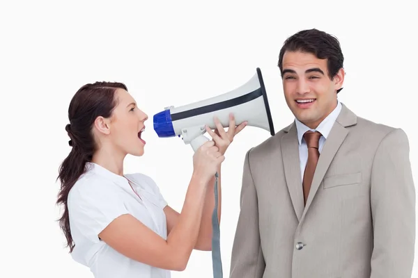 Venditrice con megafono che urla al collega — Foto Stock
