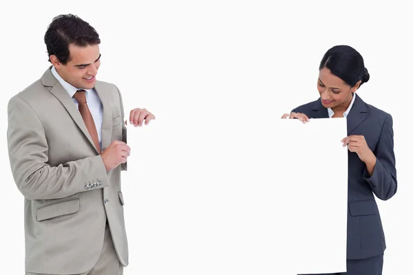 Verkäuferteam hält und schaut auf leeres Schild — Stockfoto