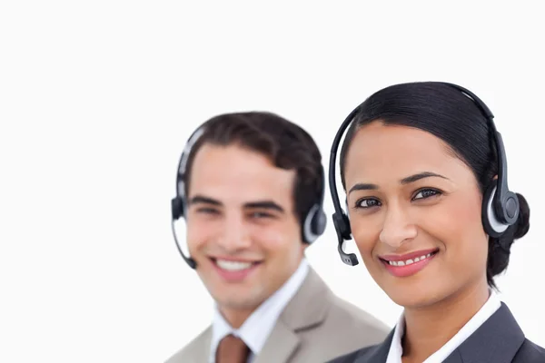 Närbild Sidovy av leende telefon support medarbetare på wor — Stockfoto