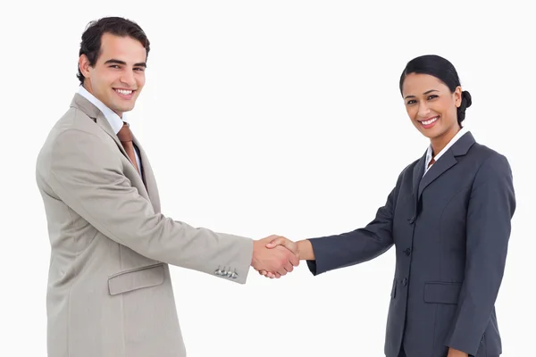 Vista lateral de parceiros de negócios sorridentes apertando as mãos — Fotografia de Stock