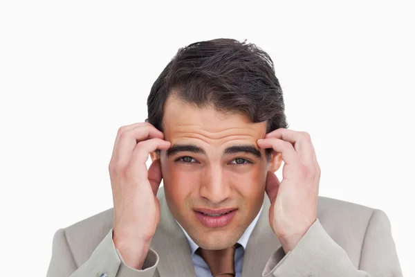 頭痛を経験しているセールスマンのクローズ アップ — ストック写真