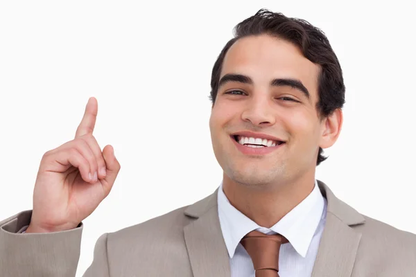 Närbild av leende försäljare pekar uppåt — Stockfoto